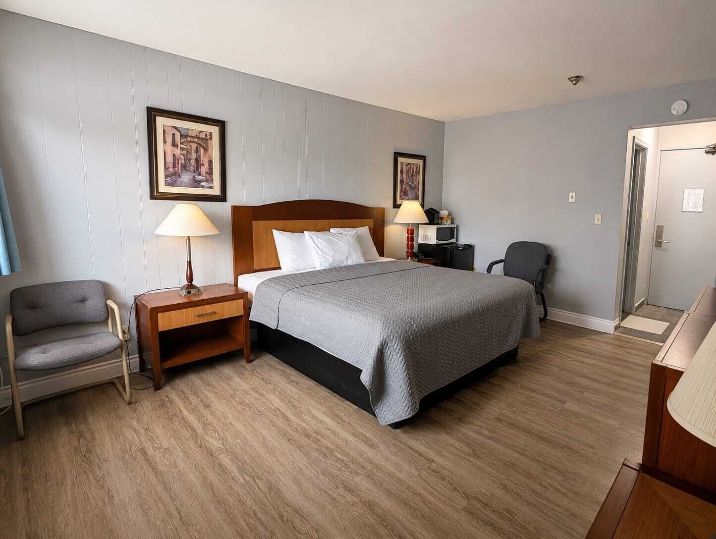 Habitación, 1 cama King size | Escritorio, tabla de planchar con plancha, wifi gratis y ropa de cama 
