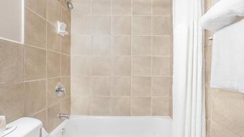 Combined shower/bathtub, free toiletries, towels