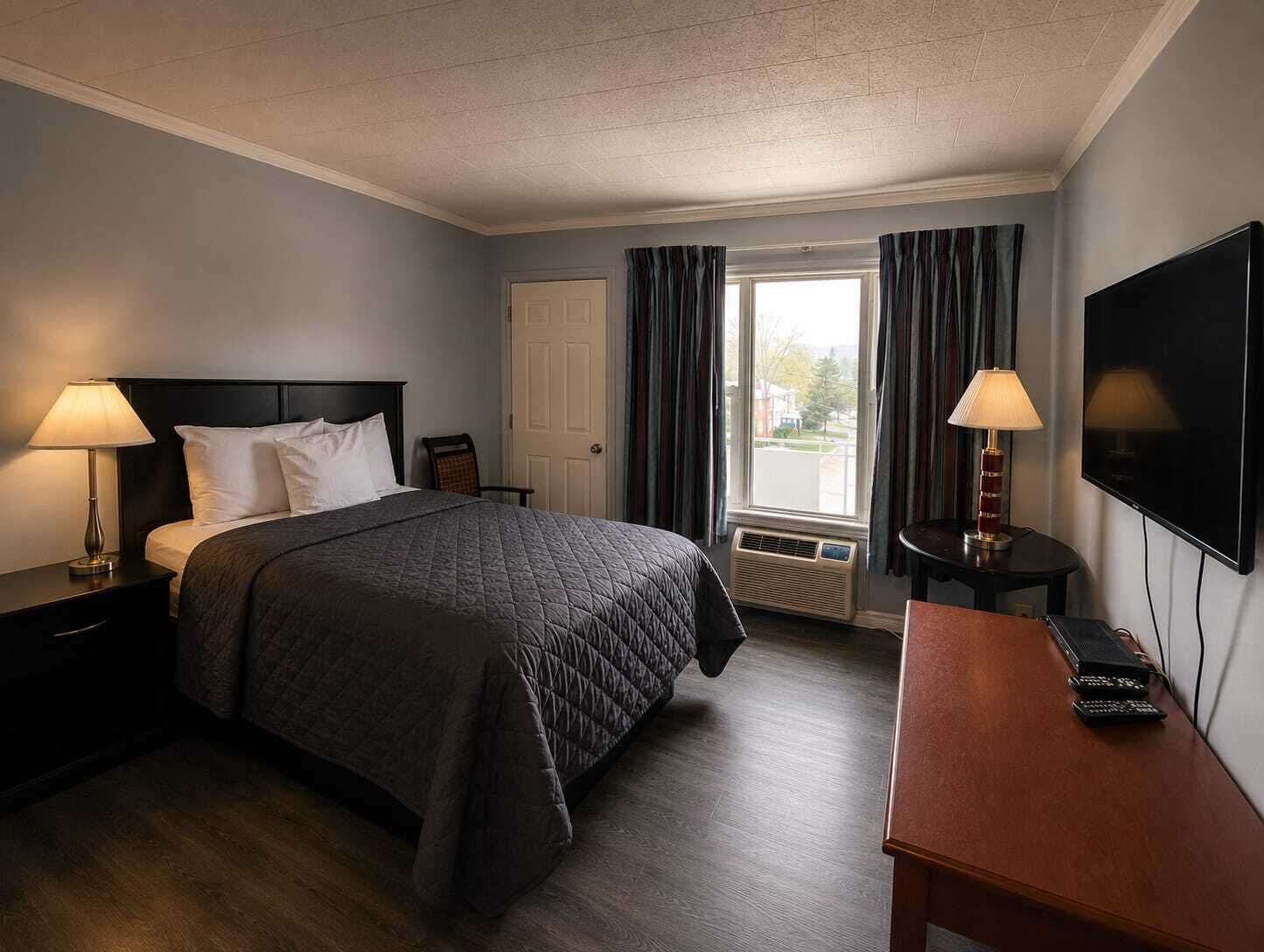 Habitación, 1 cama Queen size | Escritorio, tabla de planchar con plancha, wifi gratis y ropa de cama 