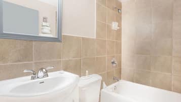 Combined shower/tub, free toiletries, towels