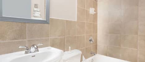 Combined shower/tub, free toiletries, towels