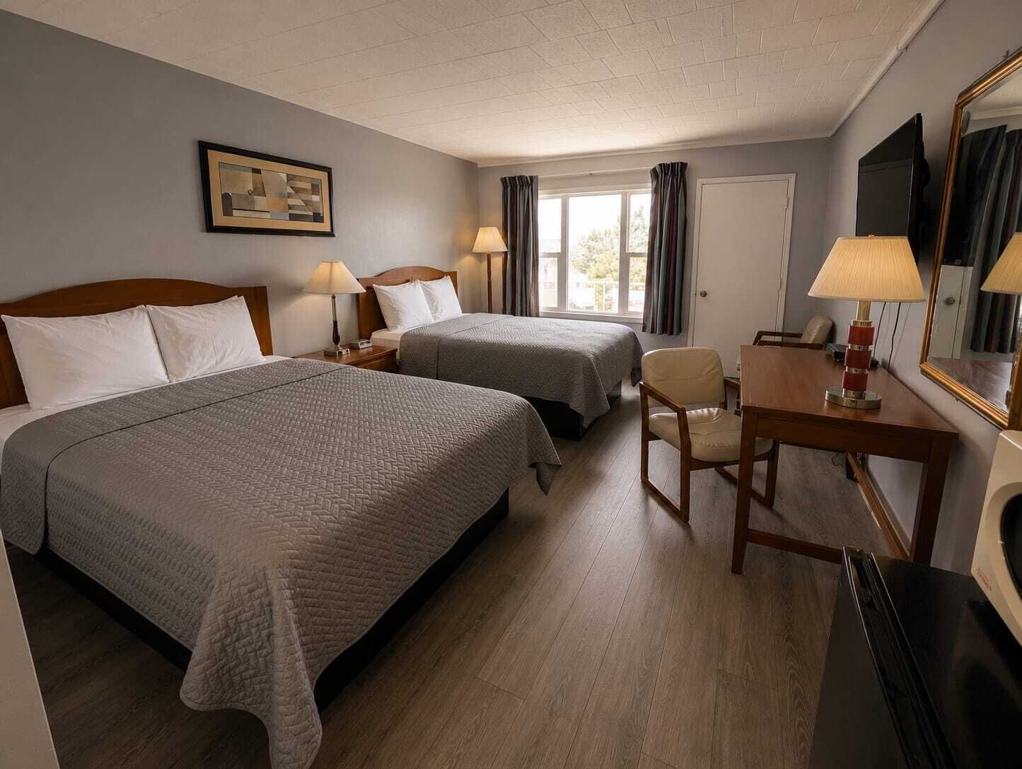 Habitación, 2 camas Queen size | Escritorio, tabla de planchar con plancha, wifi gratis y ropa de cama 