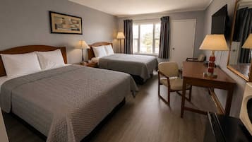 Escritorio, tabla de planchar con plancha, wifi gratis y ropa de cama
