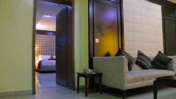 Presidential Room | Minibar, in-room safe, desk, iron/ironing board