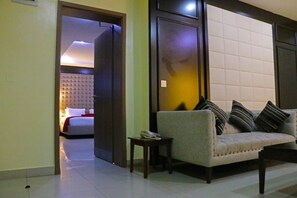 Presidentiële kamer | Een minibar, een kluis op de kamer, een bureau