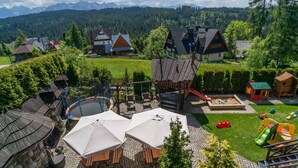A residential area with a playground, a trampoline, and a swimming pool. - Willa Roztoka (Bukowina Tatrzanska)