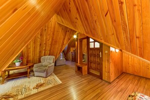 Comfort Studio | In-room safe, desk, iron/ironing board, cribs/infant beds