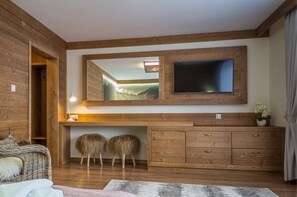 Phòng 3 tiện nghi đơn giản | Két bảo mật tại phòng, bàn, bàn ủi/dụng cụ ủi quần áo 