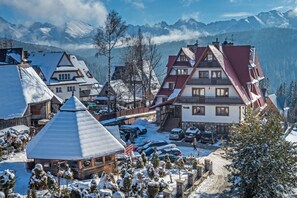 A traditional Alpine village with snow-covered buildings and a mountainous backdrop. - Willa Roztoka (Bukowina Tatrzanska)