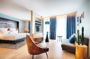 Junior suite | Een minibar, een kluis op de kamer, een bureau, geluiddichte muren