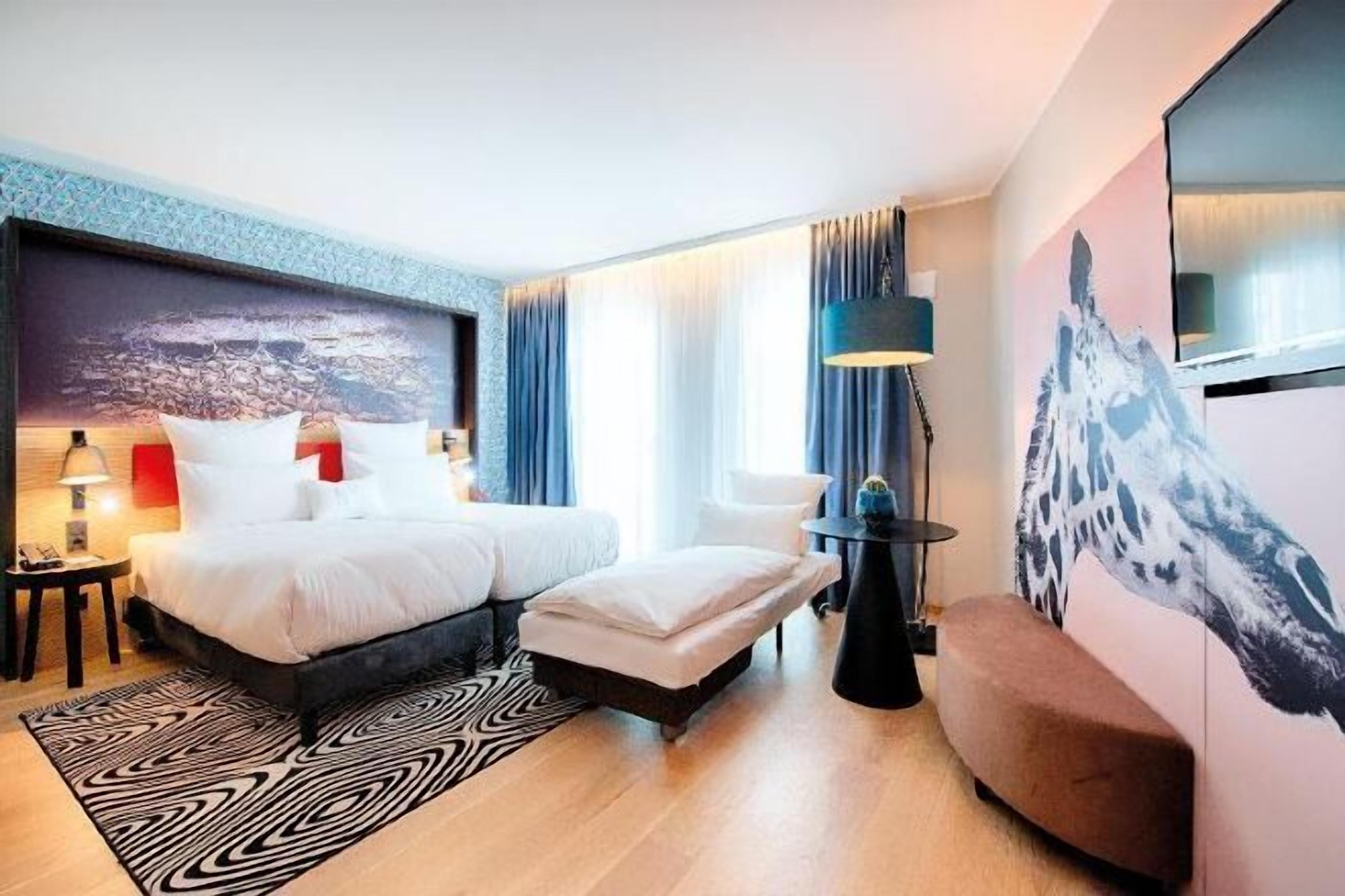 Een minibar, een kluis op de kamer, een bureau, geluiddichte muren
