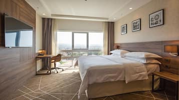 Signature Suite, 1 Double Bed | Hypo-allergenic bedding, minibar, in-room safe, desk