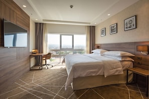 Signature Suite, 1 Double Bed | Hypo-allergenic bedding, minibar, in-room safe, desk - Sheraton Novi Sad (Novi Sad)