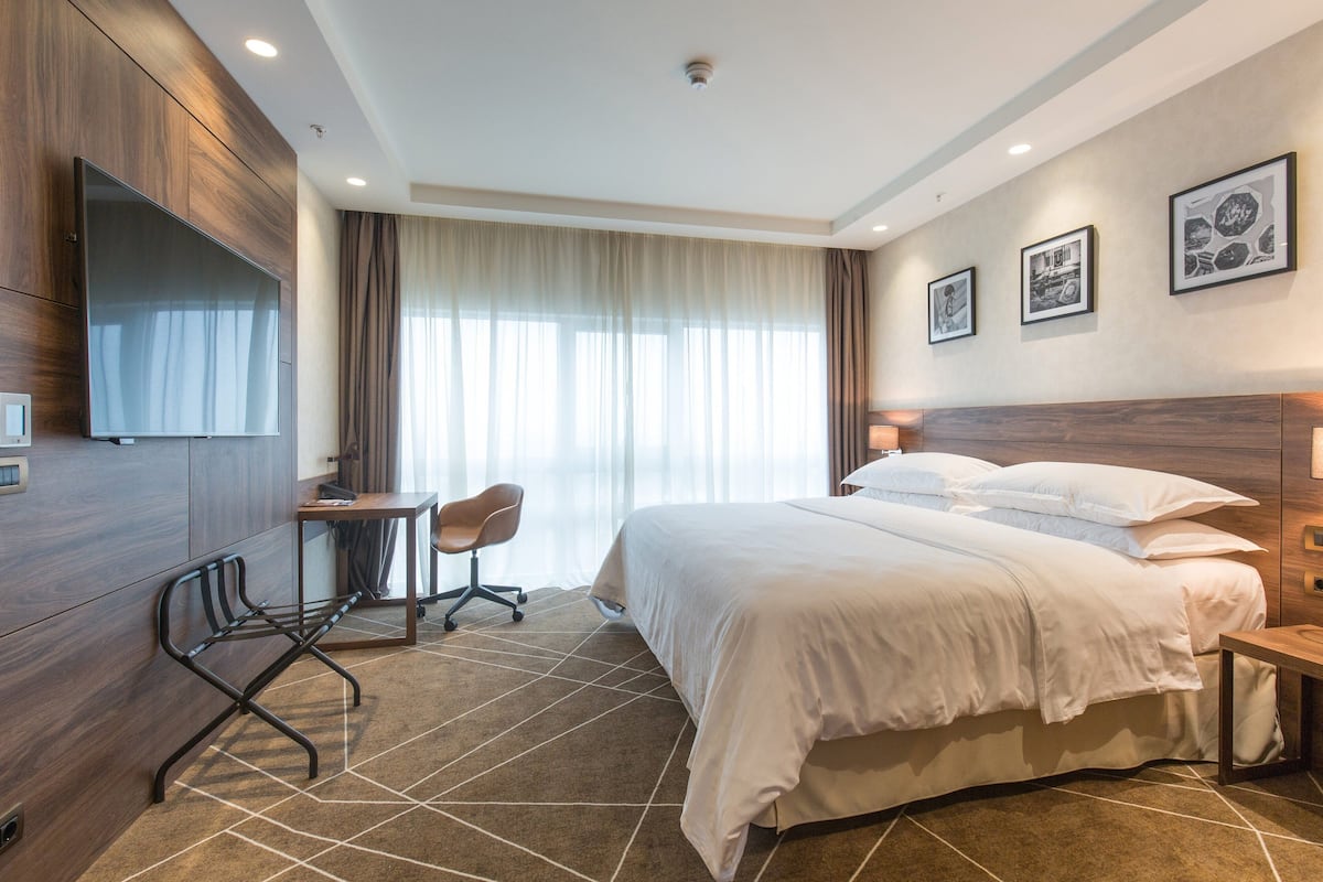 Junior Suite, 1 Bedroom | Hypo-allergenic bedding, minibar, in-room safe, desk