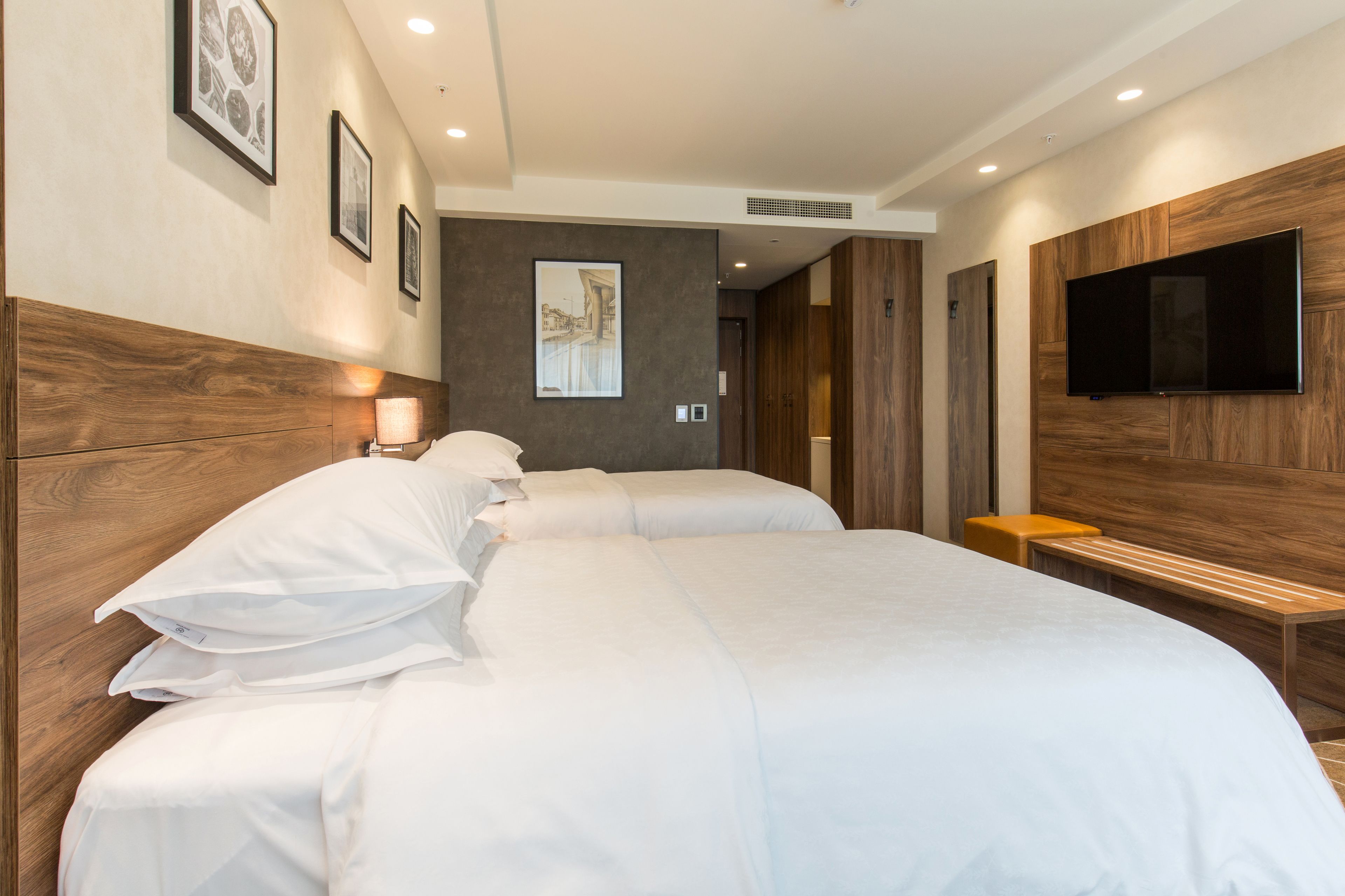 Roba de llit hipoal·lergògena, minibar i caixa forta a l&#x27;habitació 