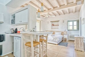 Kylskåp, mikrovågsugn, spishäll och espressobryggare