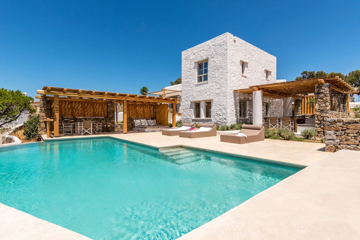 Villa Deluxe, vista al mar | Alberca | Alberca al aire libre, sombrillas en la alberca y camastros