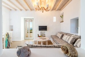 Casa de luna de miel, vista al mar | Área de sala de estar | Smart TV y Netflix