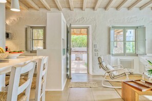 Smart TV, Netflix, books, music library - Cloud Blue (Mykonos)