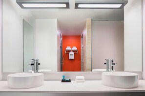 Bathroom - Aloft by Marriott Fort Worth Downtown (Fort Worth)