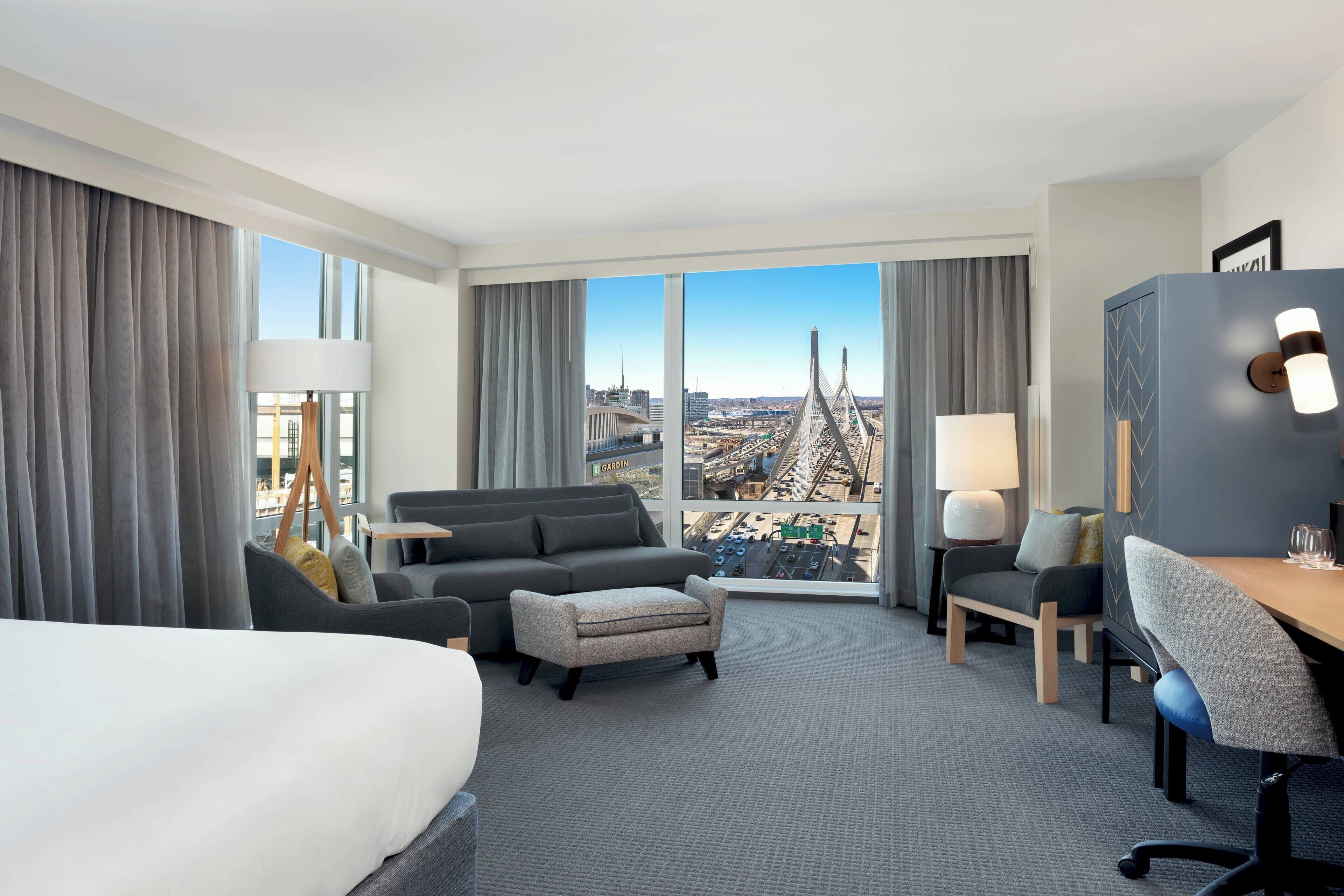 Luxe beddengoed, een kluis op de kamer, een bureau, een laptopwerkplek