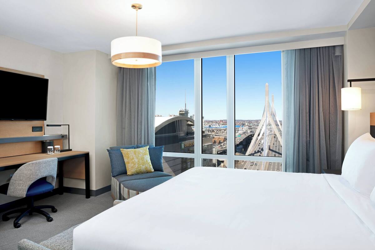 Premium bedding, in-room safe, desk, laptop workspace
