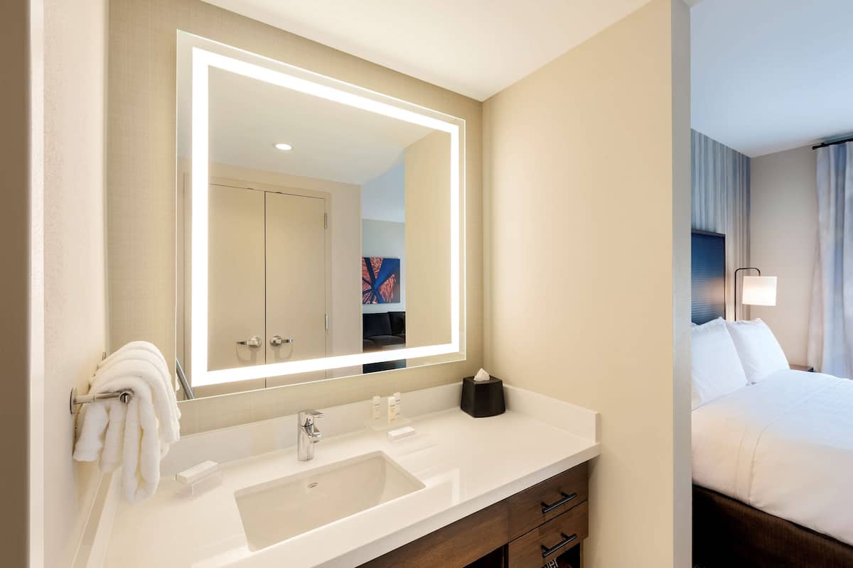 rainfall showerhead, free toiletries, hair dryer, towels