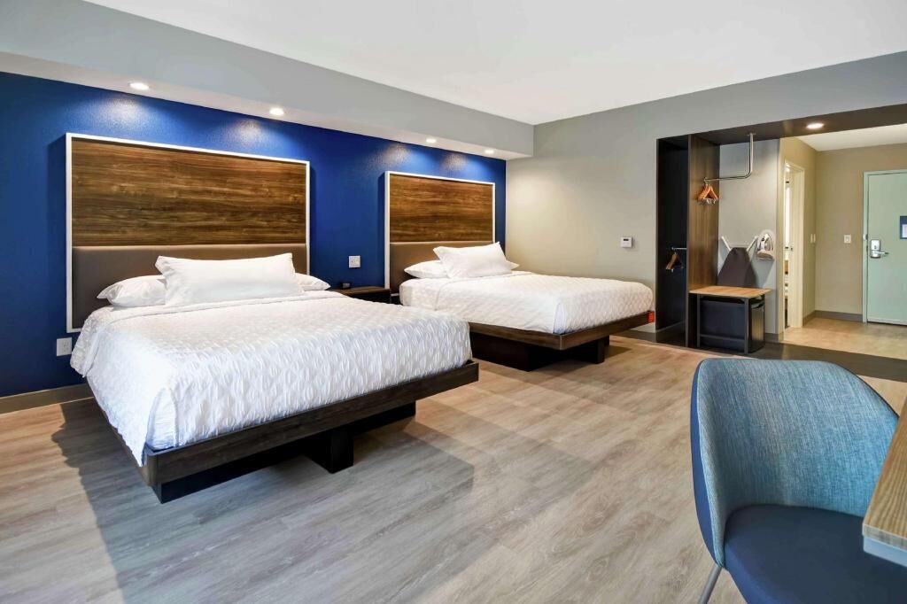 Ropa de cama de alta calidad, camas con pillow-top y escritorio 