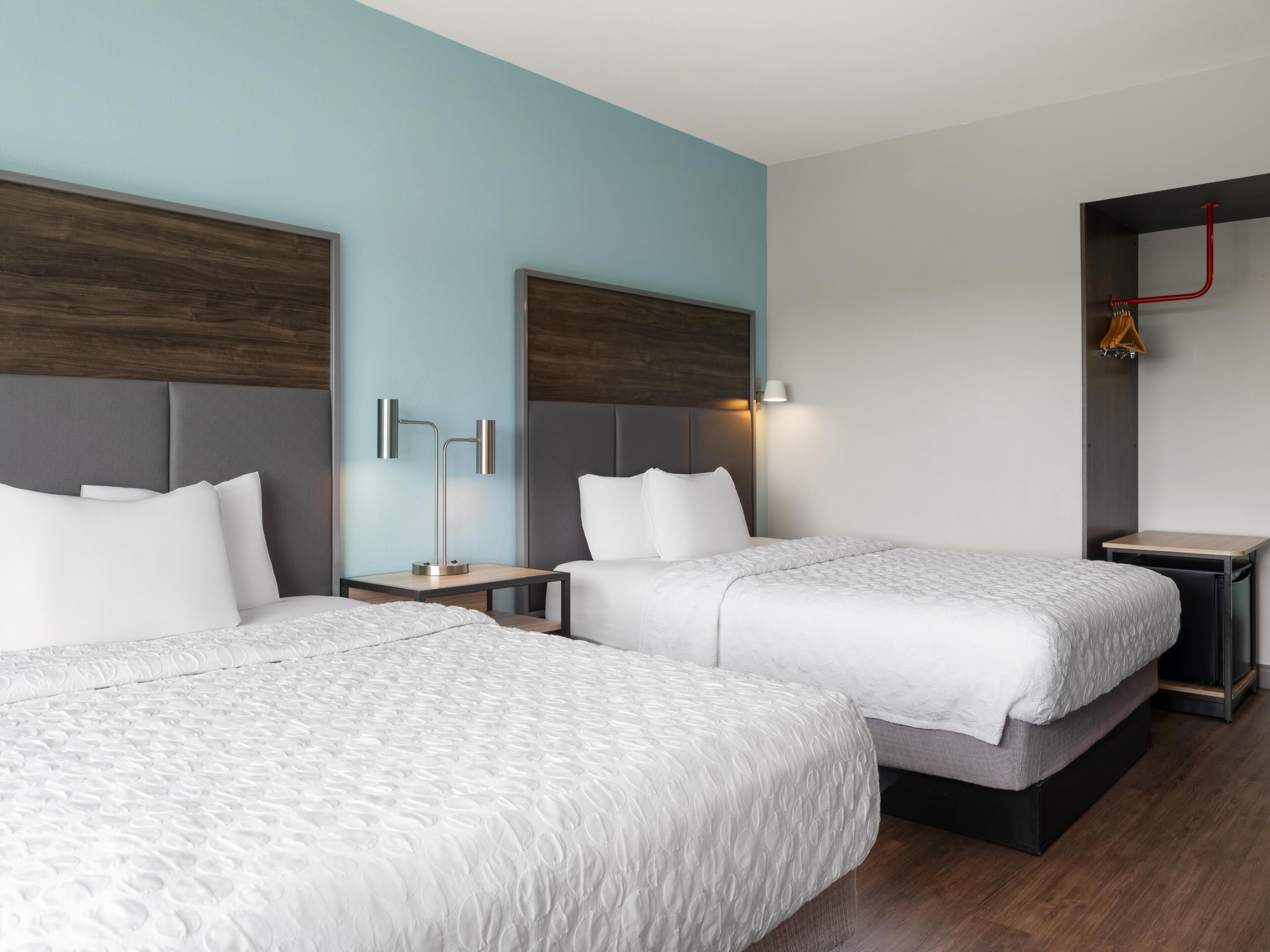 Habitación, 2 camas Queen size, con acceso para personas discapacitadas, tina | Escritorio, tabla de planchar con plancha y cunas gratuitas 
