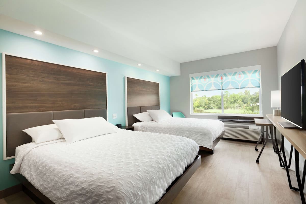 Kamer, 2 queensize bedden | Een bureau, een strijkplank/strijkijzer, gratis babybedden, gratis wifi