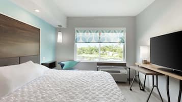Quarto, 1 cama King | Escrivaninha, ferros/tábuas de passar roupa, berços grátis