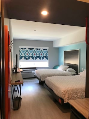 Habitación, 2 camas de matrimonio | Escritorio, tabla de planchar con plancha, cunas gratuitas y wifi gratis