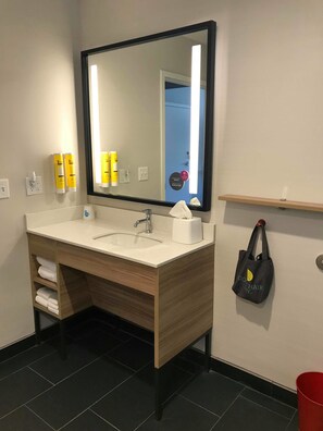 Habitación, 2 camas de matrimonio, accesible para personas con discapacidad, bañera | Baño | Artículos de higiene personal gratuitos, secador de pelo y albornoces