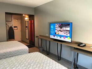Habitación, 2 camas de matrimonio | Escritorio, tabla de planchar con plancha, cunas gratuitas y wifi gratis