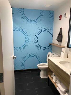 Habitación, 2 camas de matrimonio | Baño | Artículos de higiene personal gratuitos, secador de pelo y albornoces