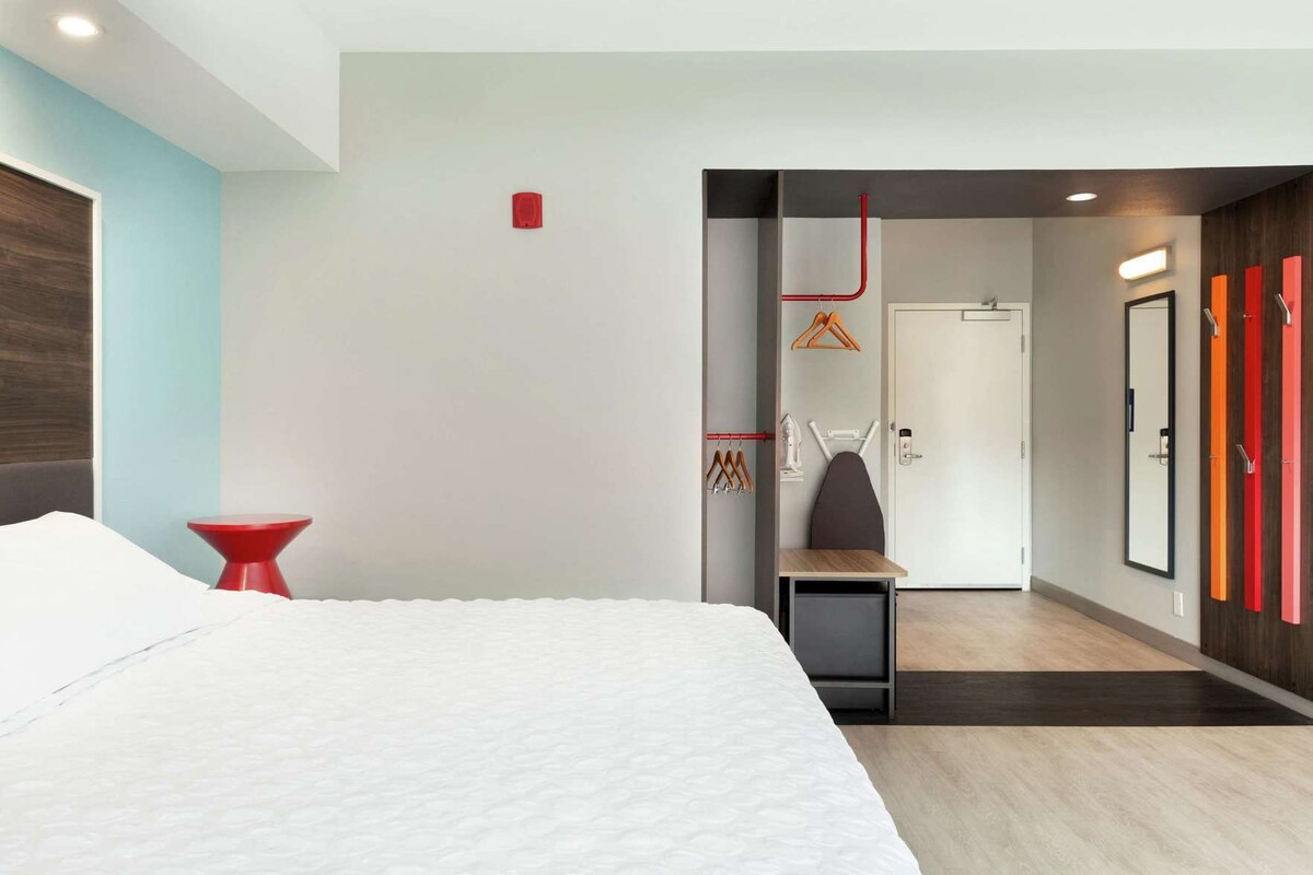 Een bureau, een strijkplank/strijkijzer, gratis babybedden, gratis wifi