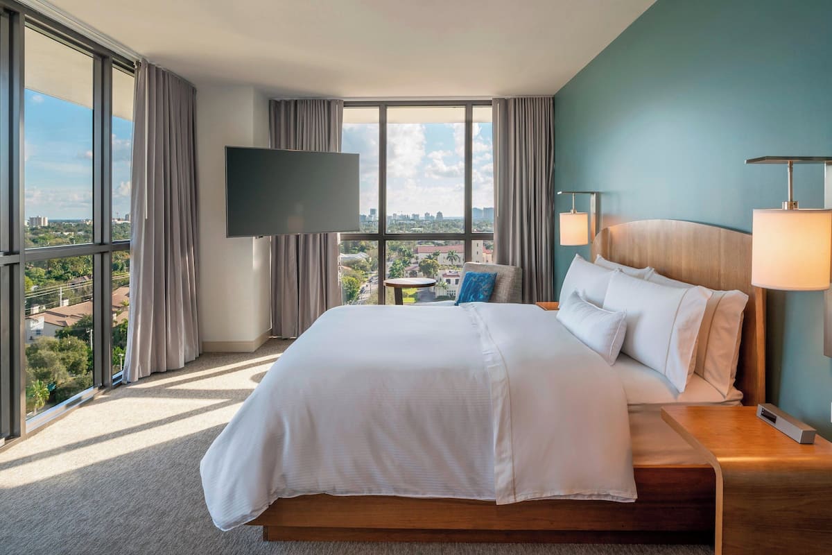 Suite, 1 Bedroom | Peralatan tempat tidur premium, tilam berlapik, peti besi dalam bilik