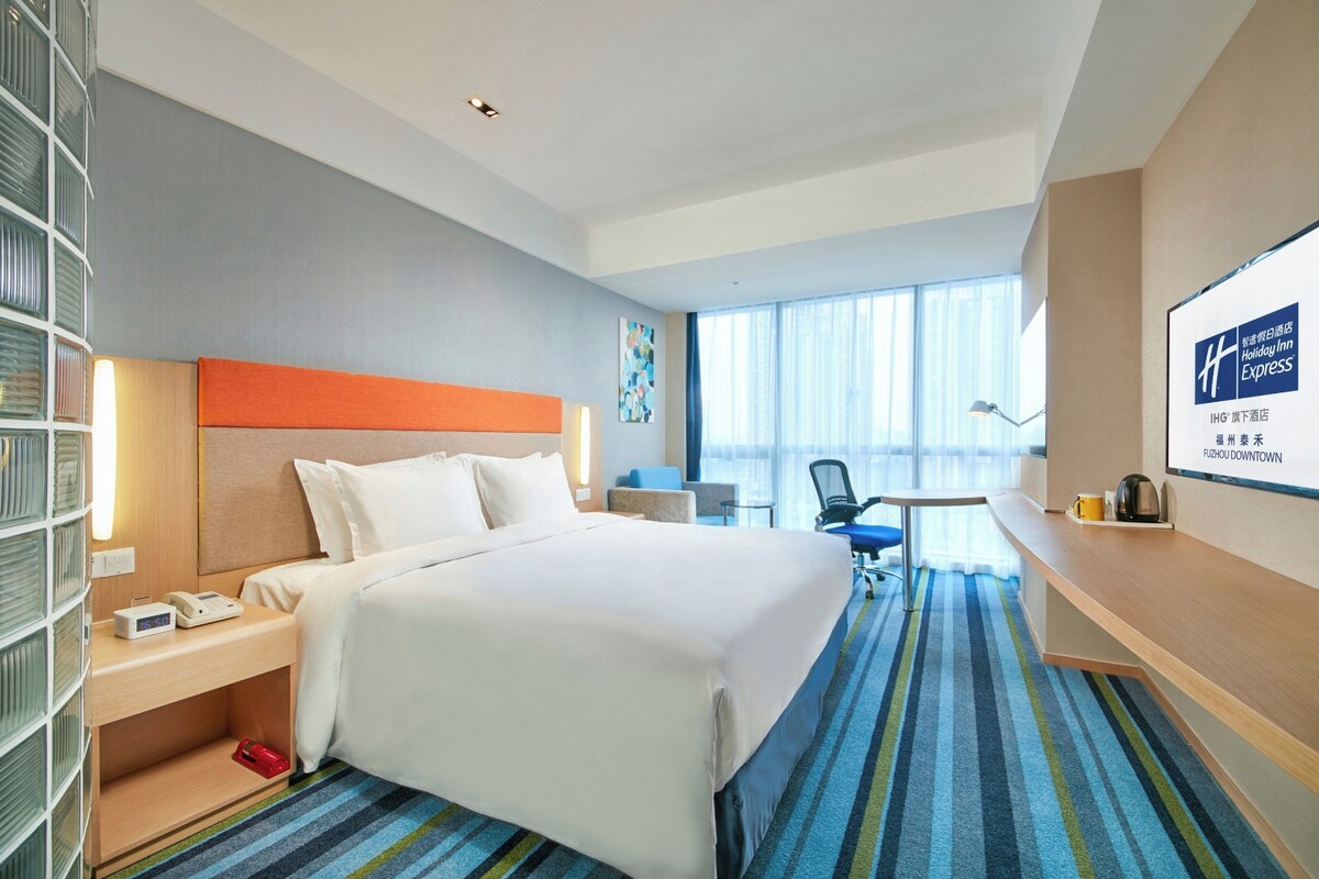 Standard Room, 1 Queen Bed (Extra Floor Space) | In-room safe, desk, laptop workspace, blackout curtains