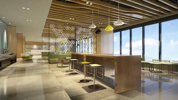 Een modern interieur met een bar, zitplaatsen en grote ramen.