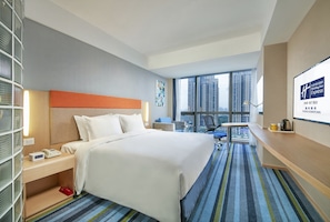 Kamar Standar, 1 Tempat Tidur Queen (Extra Floor Space) | Brankas, meja kerja, ruang kerja ramah laptop, dan tirai kedap cahaya