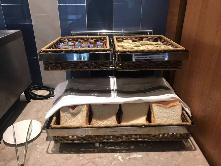 Een ontbijtbuffet met brood en gebak.