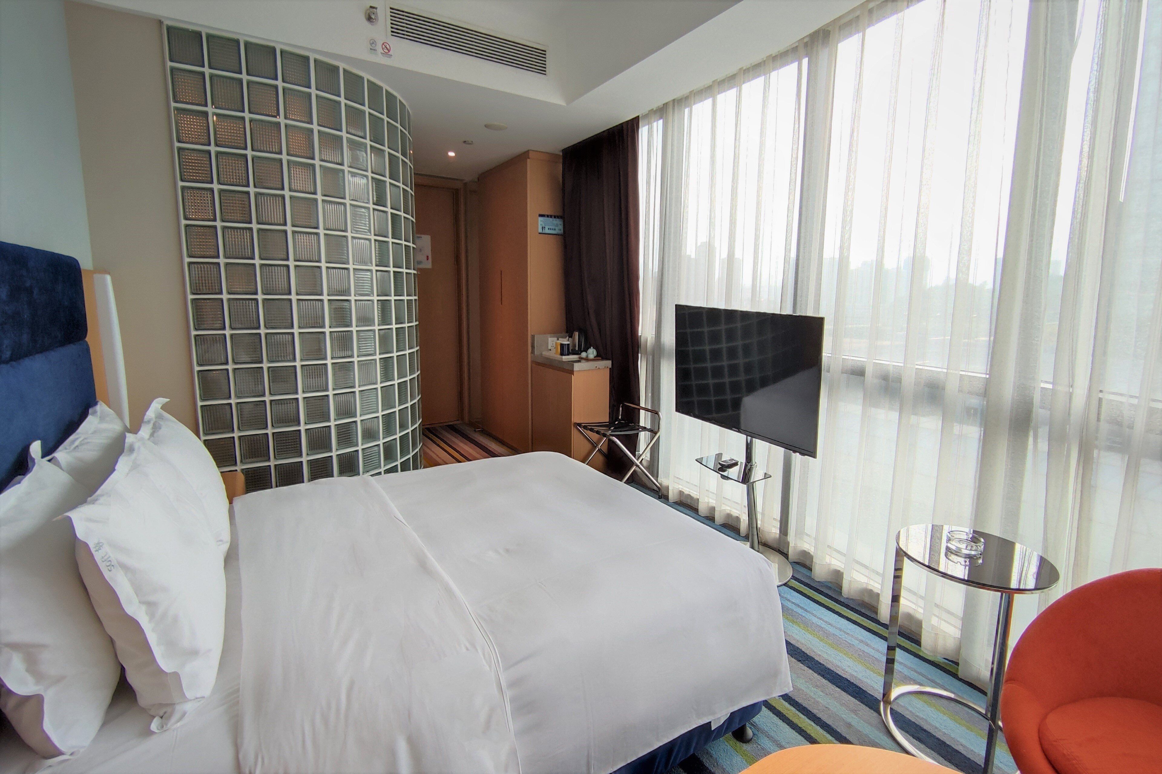 1 queen bed standard city view | in-room safe, desk, laptop workspace, blackout curtains