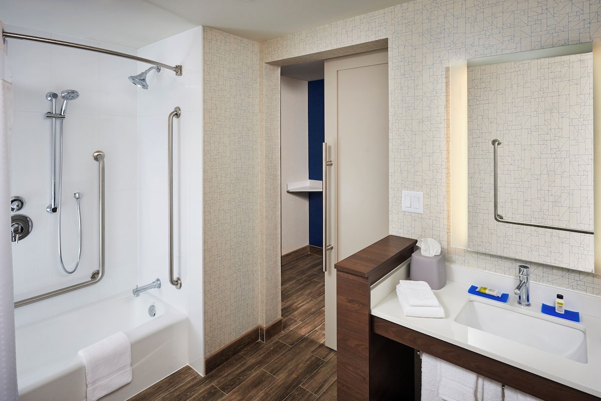 combined shower/bathtub, free toiletries, hair dryer, towels