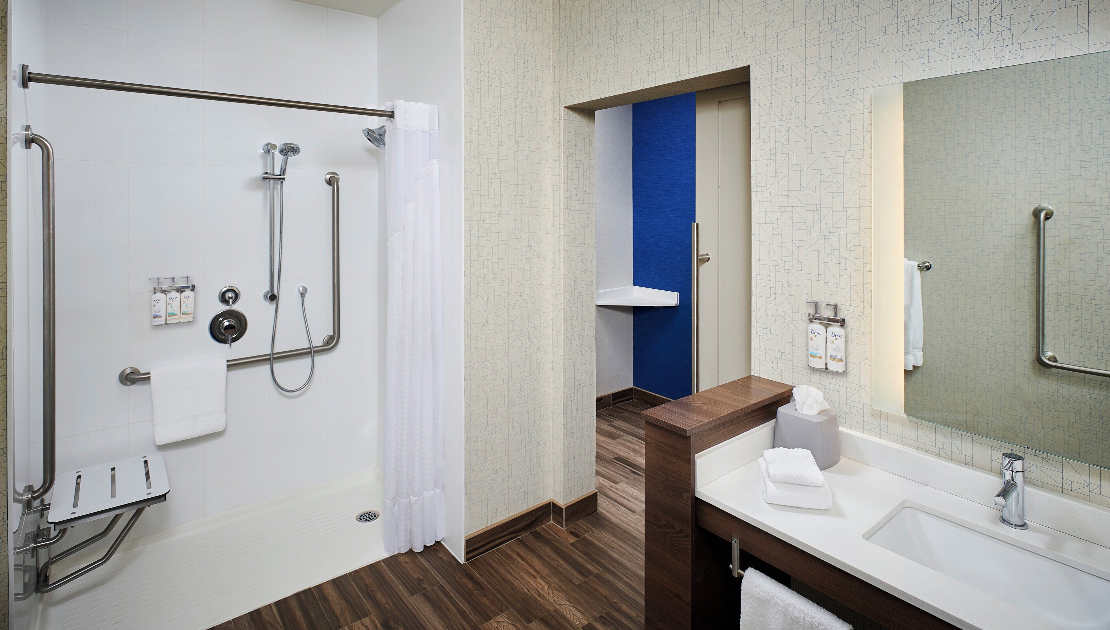 Chambre Standard, 1 très grand lit, douche accessible en fauteuil roulant (Mobility Accessible) | Salle de bain | Articles de toilette (gratuits), séchoir à cheveux, serviettes fournies