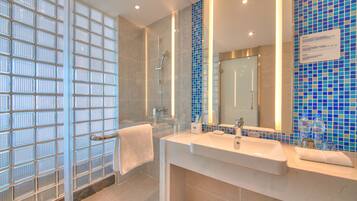 Bañera y ducha independientes, artículos de tocador gratuitos