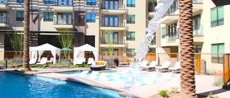 Una piscina al aire libre, una piscina con cascada