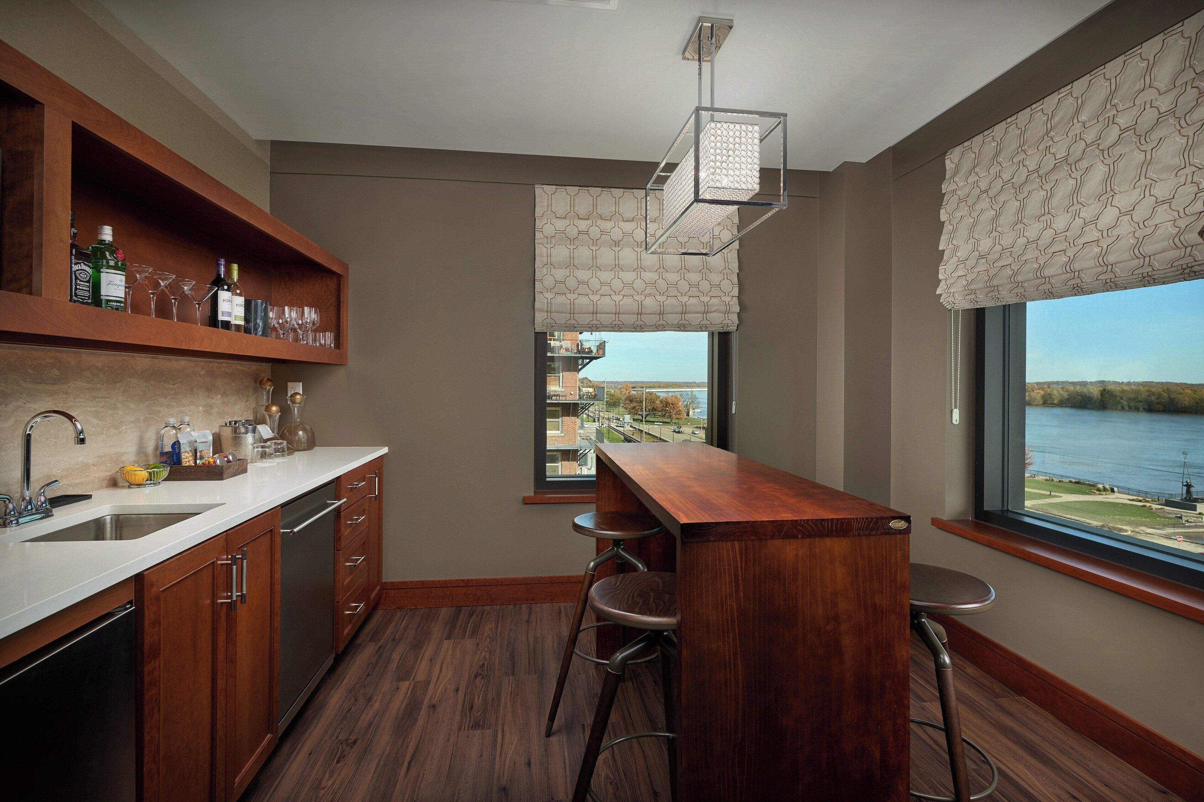 fridge, coffee/tea maker