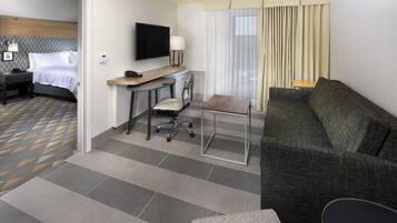 Caja de seguridad en la habitación, escritorio y cortinas blackout