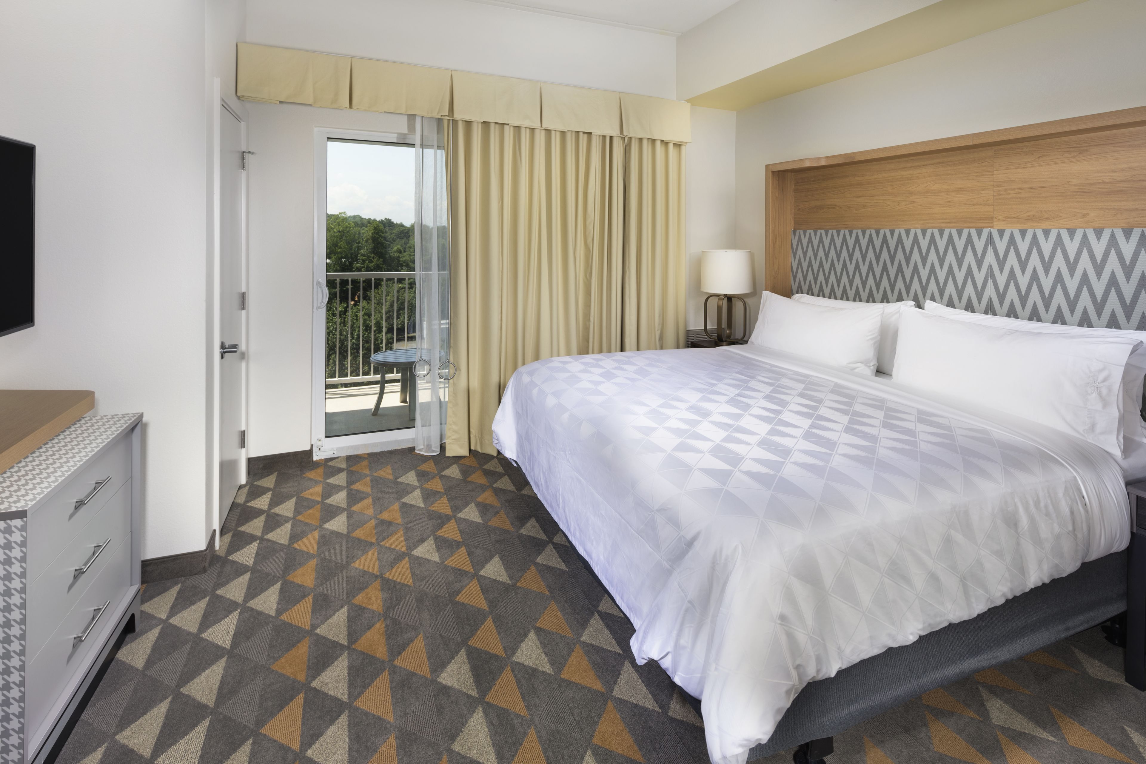 Zimmersafe, Schreibtisch, Verdunkelungsvorhänge, Bügeleisen/Bügelbrett