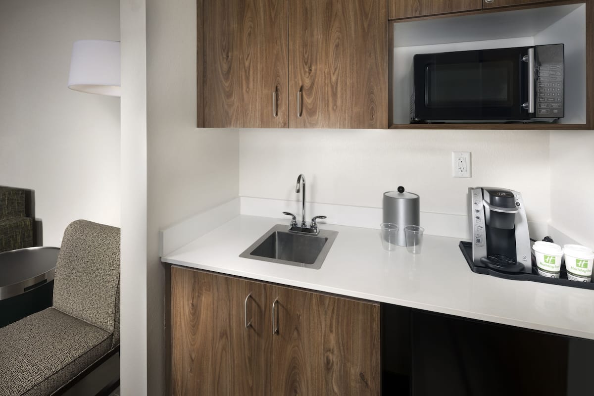 1 bedroom, in-room safe, desk, blackout curtains